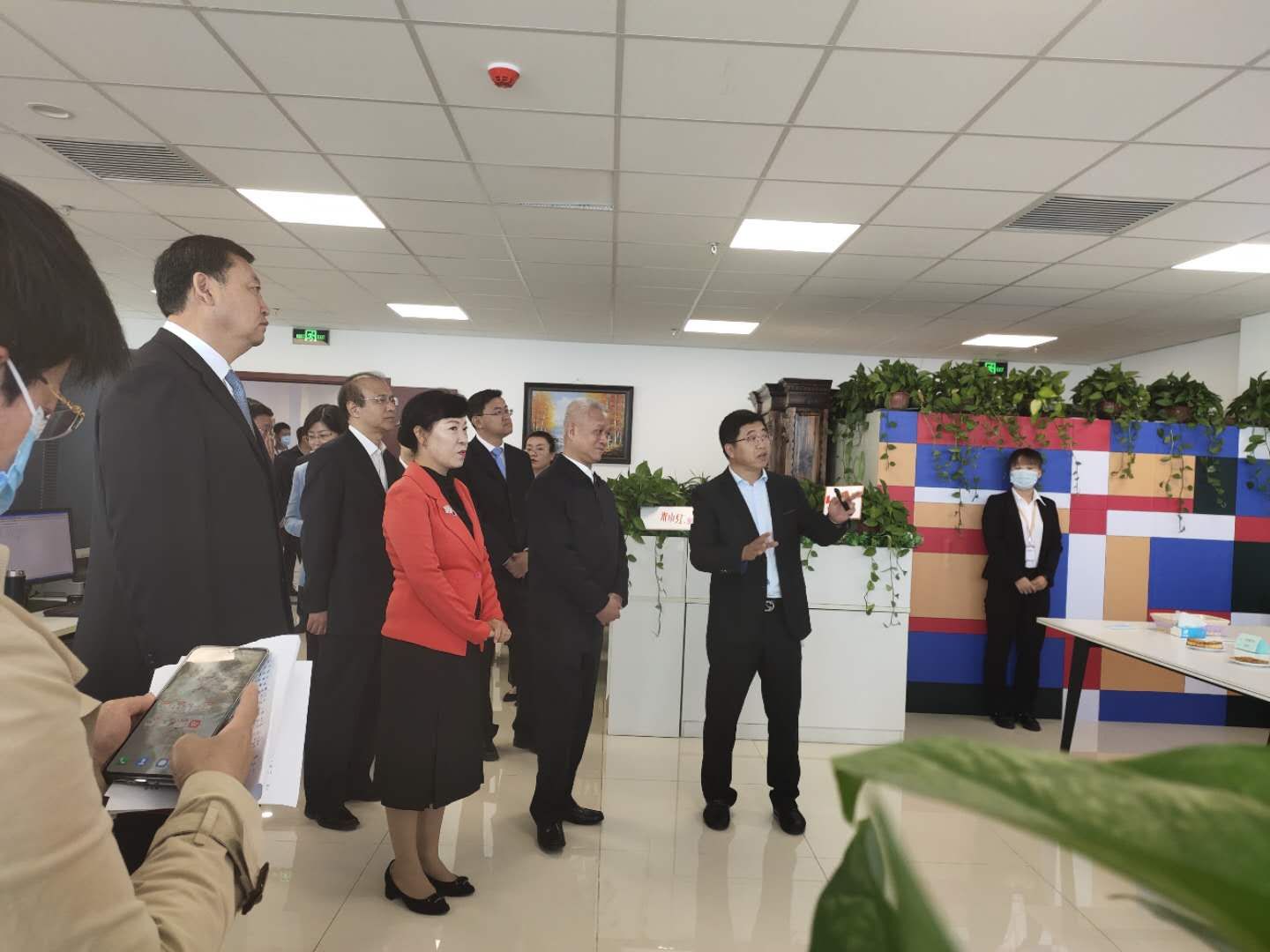 内蒙古自治区党委常委、呼市市委书记王莉霞一行莅临奇点蜂巢视察