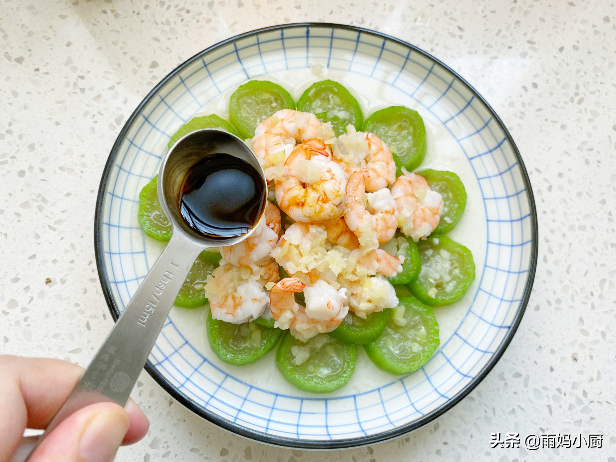 絲瓜和蝦仁一起蒸，味道鮮美又順滑，簡單易做上桌湯汁都不剩