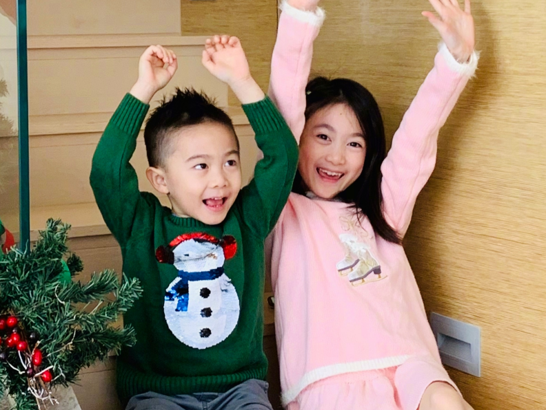 还记得甜馨吗？7年前参加真人秀被说丑，7年后颜值赶超小姐妹奥莉