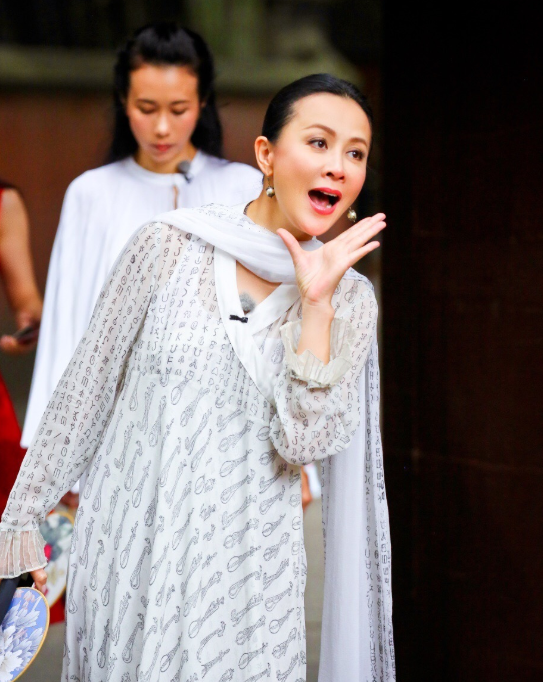 54岁刘嘉玲晨跑被拍，素颜和普通老太无差别，网