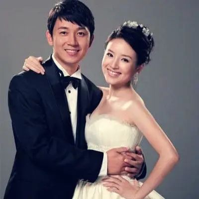 董洁带儿子出去玩，12岁顶顶身高接近妈妈，外套