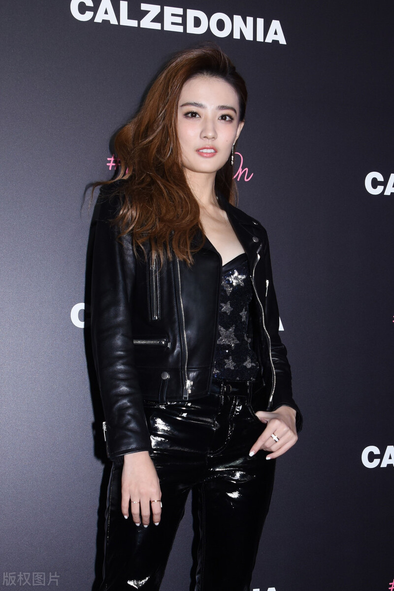 年轻的徐璐好霸气,穿皮衣套装配微卷发,气场强大不失优雅