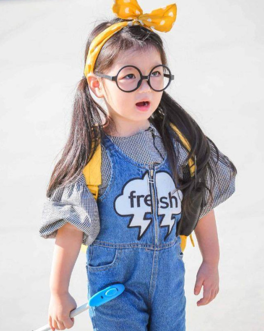 阿拉蕾已长成大姑娘，褪去稚气出落成小女神，白裙如仙美得不敢信