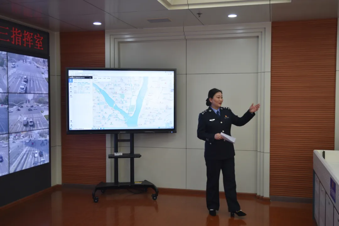 临沂交警直属三大队举办“向党和人民报告——警营开放日”活动