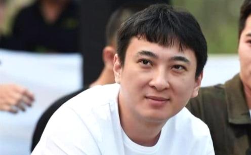 年轻人不要只想当明星，王健林坦言：女明星只是比较有钱的普通人