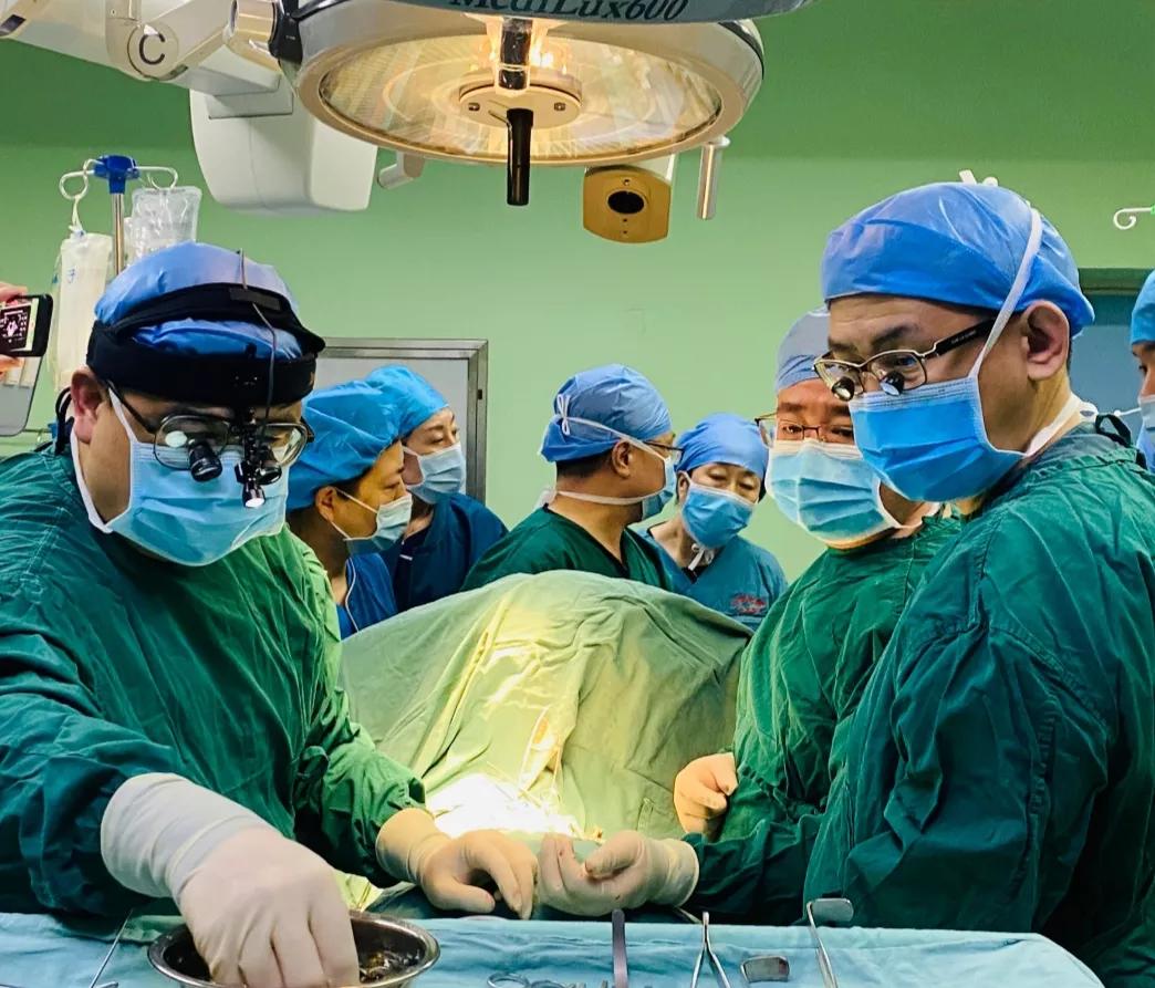 全国首例！北京儿童医院与哈尔滨市儿童医院专家团队同台完成国内首次微创右侧小切口完全性心内膜垫矫治手术
