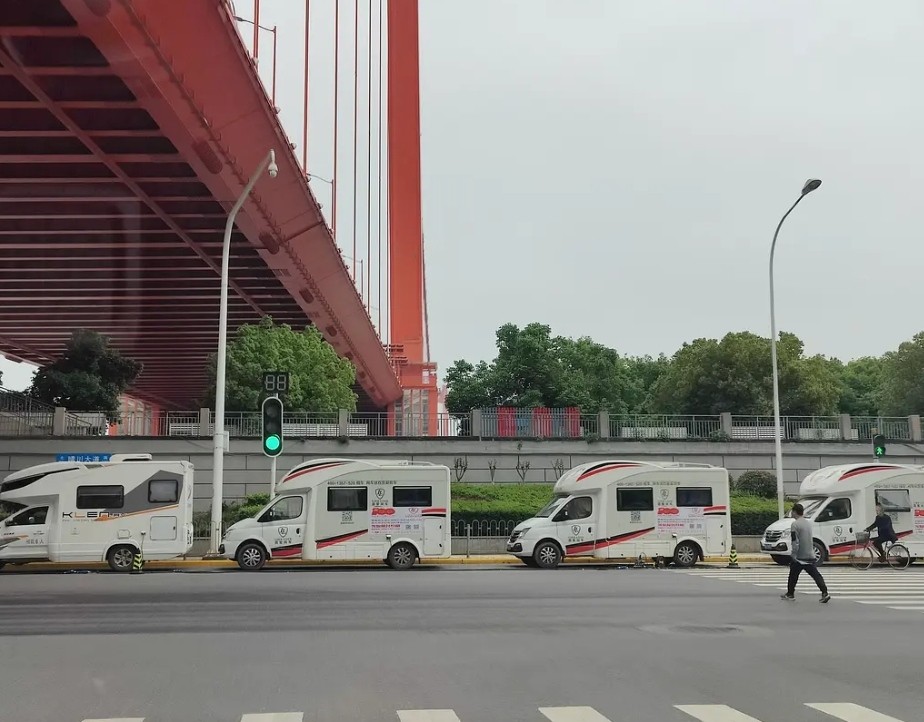 网友偶遇贾玲拍戏，四辆房车并列太气派，条件艰苦货车里换戏服？