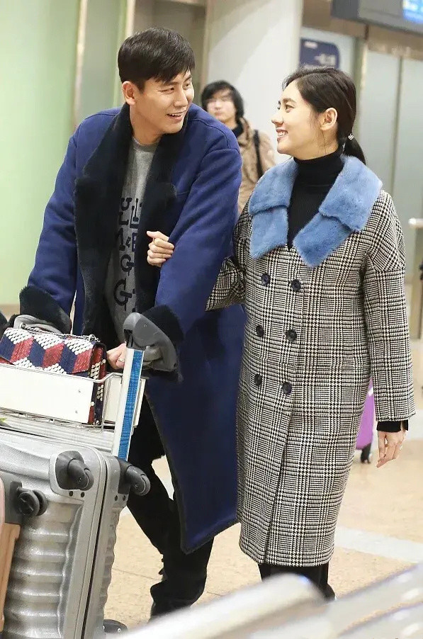 “中国儿媳”秋瓷炫机场照，穿大衣挽1米88于晓