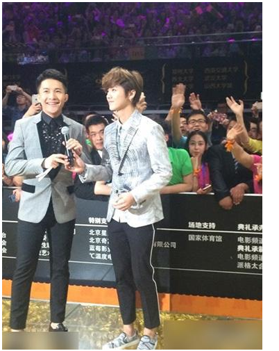 央视最帅主持人边策,32岁跳楼坠亡,妹妹发文怀念未走出伤痛