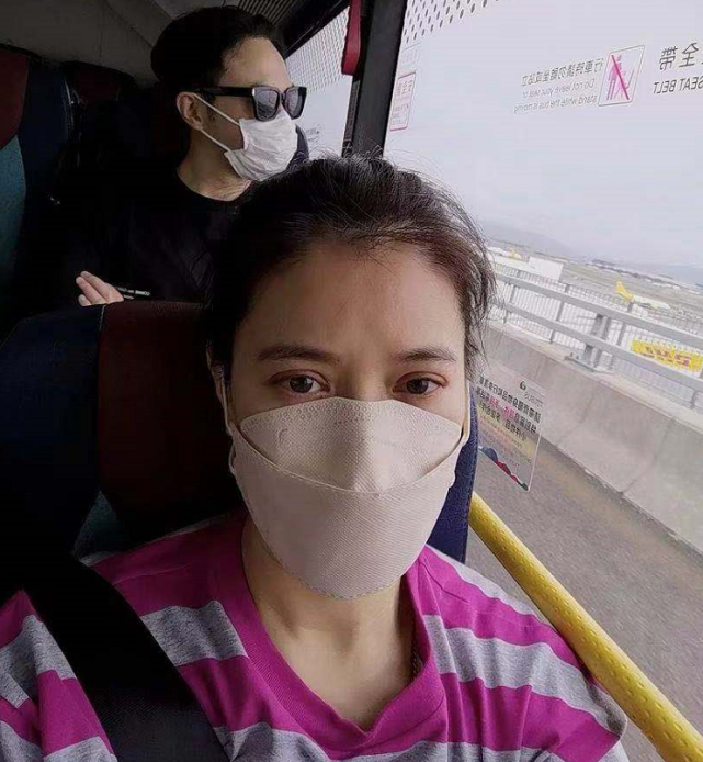 袁詠儀和張智霖一同出行，曬合照秀恩愛，魔童現身評論區“搗亂”