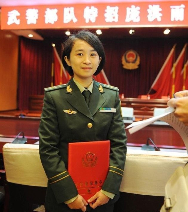 “中国最美女警官”：教师转行武警，31岁特招入伍，入职即少校