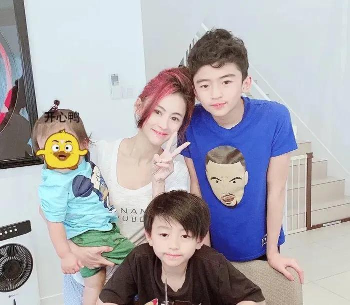 网友偶遇张柏芝大赞真人太美，高糊镜头难掩美貌，星范十足