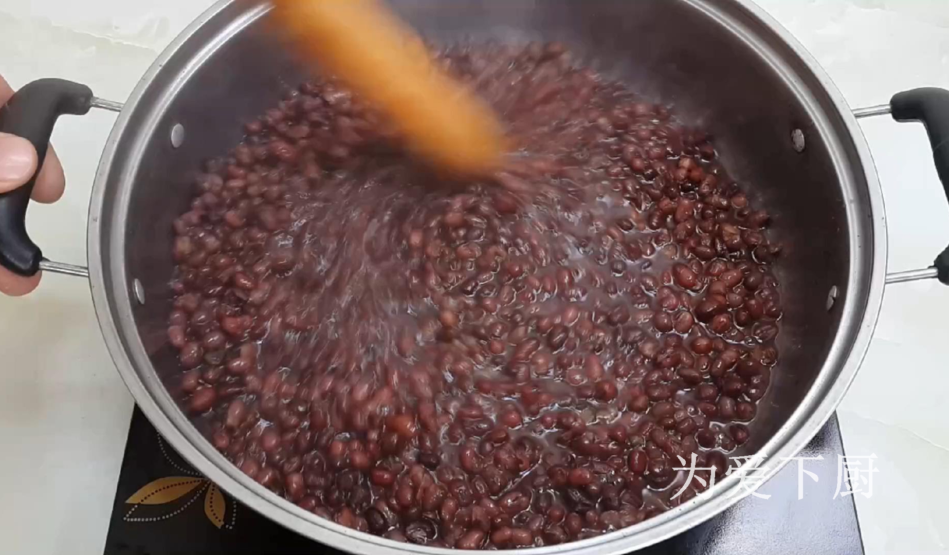 The glutinous rice flour is delicious. Add half a bowl of red beans. It is soft and sweet and more comfortable than cake.