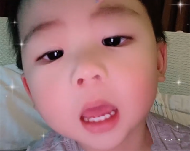 蔡少芬曬母子同框秀幸福，娘娘與兒子實力比萌，魚蛋似縮小版張晉