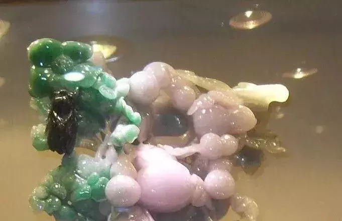 一块4色翡翠能卖300万?翡翠的颜色越多越值钱?千万别被骗了