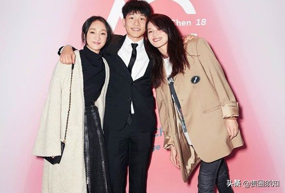 Chen Kun son doubt love of 19 years old, with long hair the belle walks a dog see oriental cherry, sweetness exceeds to inspecting sweet