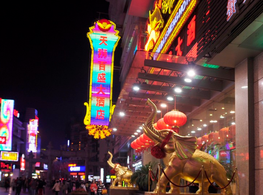 老南京人爱去的美食街，长330米却云集百种名小吃，不是夫子庙
