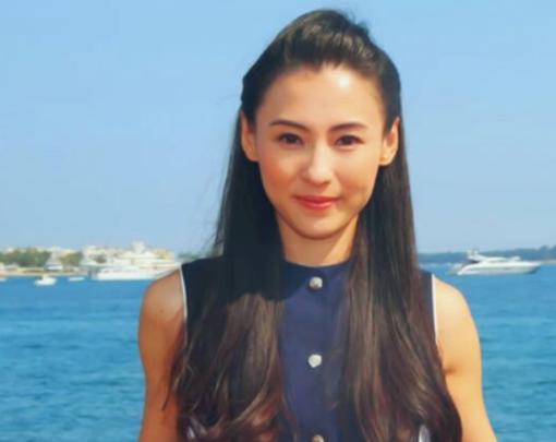 张柏芝带俩儿子逛街，14岁大儿子留胡子烫头发！