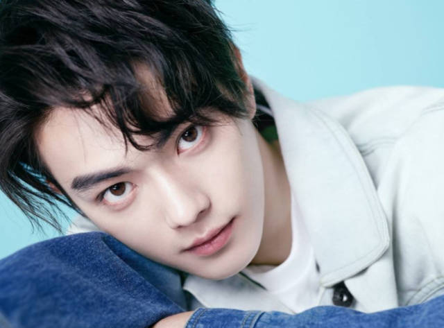 25岁小鲜肉被曝爱炫富？百万名表一边戴一个，网友：像暴发户