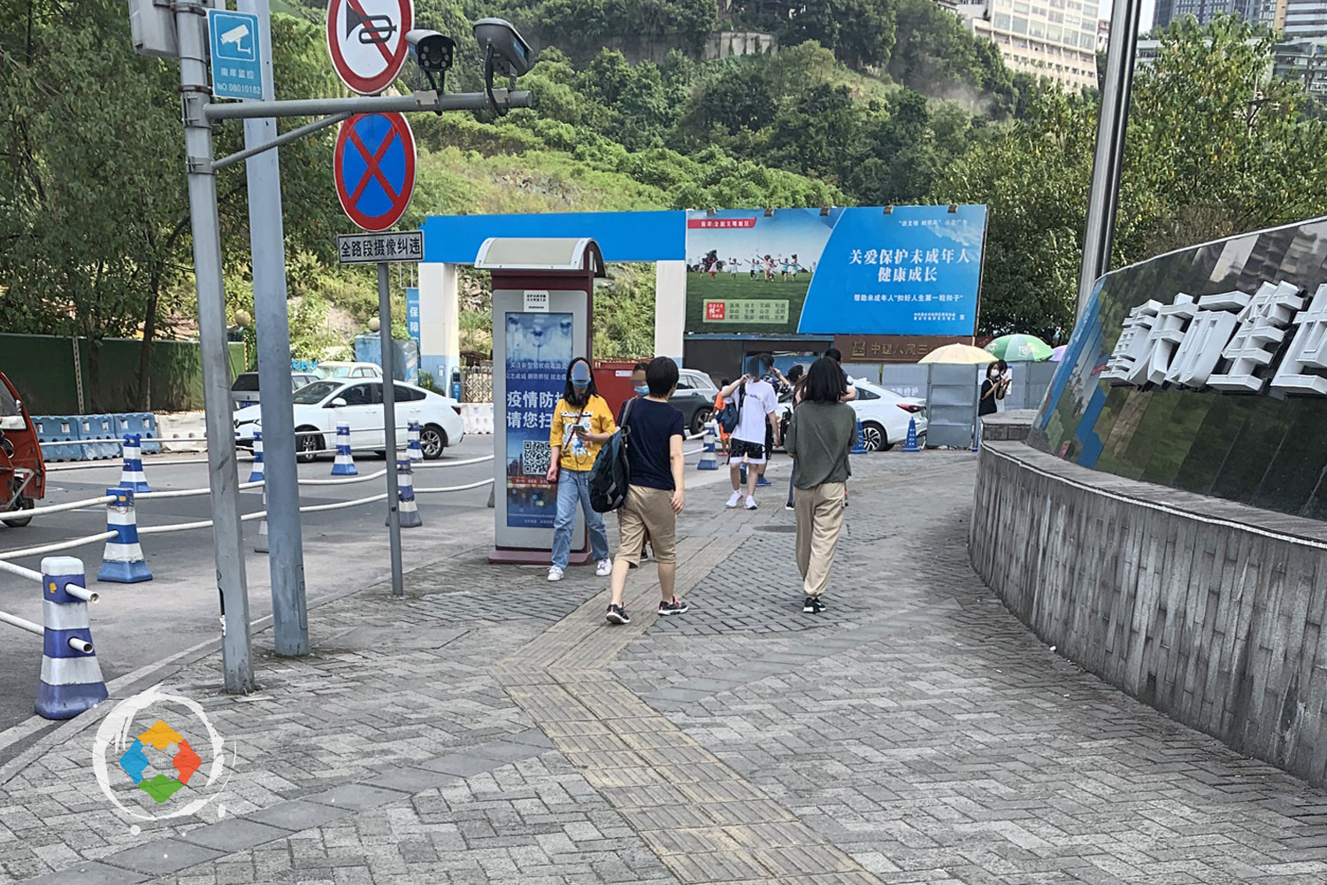 重庆“的哥”带我追星：年轻女孩们聚集在南滨路，苦苦等候着谁？