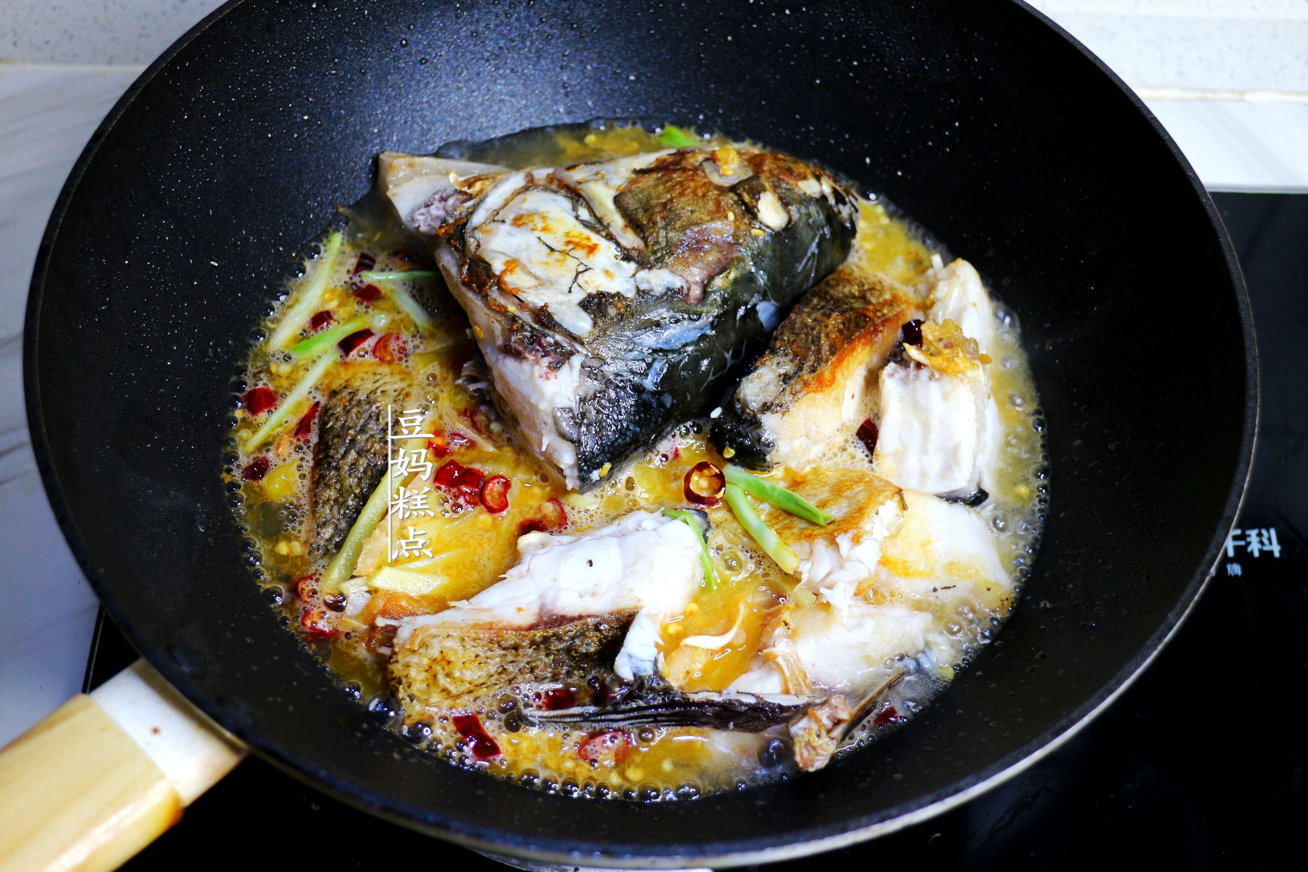 天越冷，我越喜歡這樣吃豆腐，隨便一燉，入口爆汁