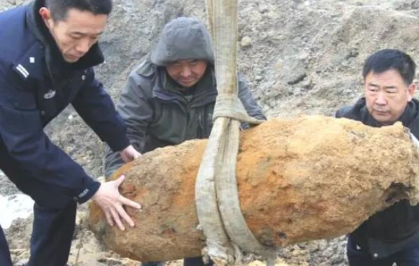 四川农村挖出“炸弹”，施工工人吓得报警，专