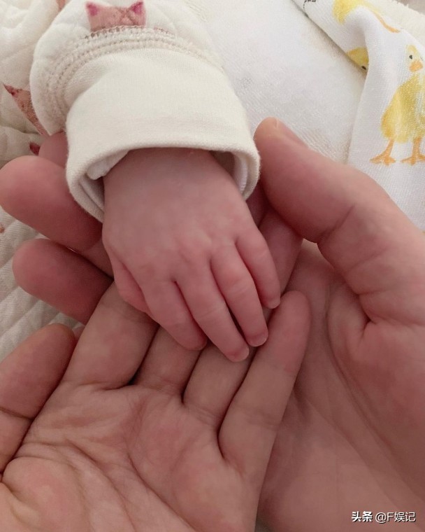 陈法拉晒老公抱爱女亲吻的温馨合照 深情表白首过父亲节的老公