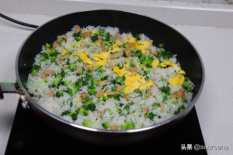 期末考了，給孩子做蛋炒飯時用四種食材，潤而不膩，孩子很喜歡吃