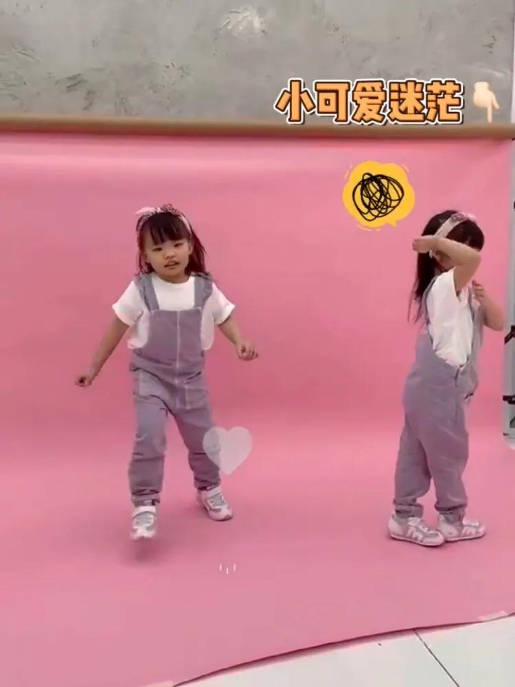 熊黛林帶雙胞胎女兒拍照，姐姐淑女範兒，妹妹活潑開朗很有鏡頭感