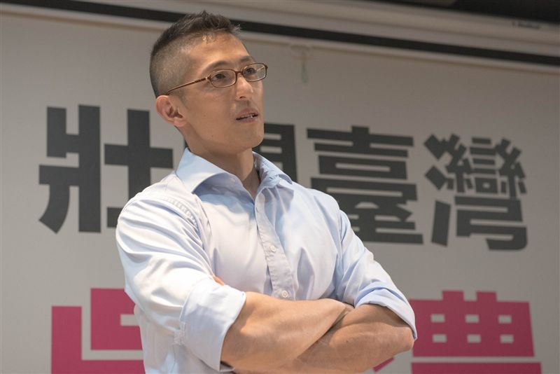 民進黨台北市黨部主委，吳怡農料可過關