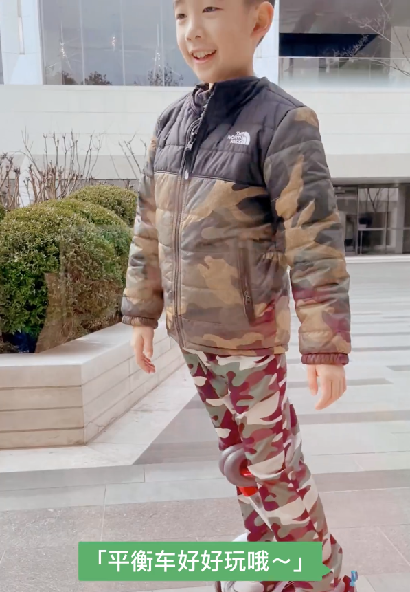 陈小春基因太强大！应采儿晒两儿子视频，身穿