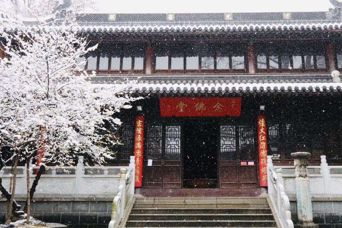 ������һ�����ߺ죬�˳�&ldquo;���µ�һ����&rdquo;�������ɮ���򿰱ȹʹ�