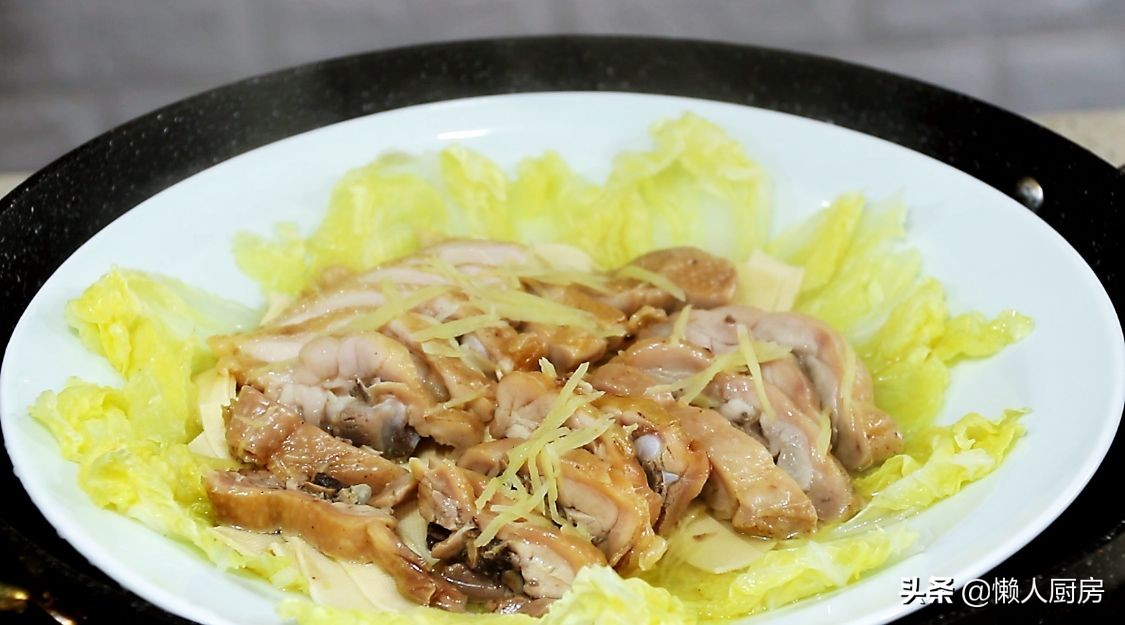 不需要添加任何調味品，醃製臘雞腿，配上娃娃菜和豆腐皮蒸著吃