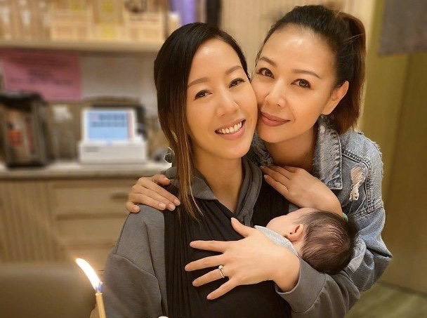 钟丽淇10岁女儿开始学走路，患罕见基因疾病，被断言活不过两岁