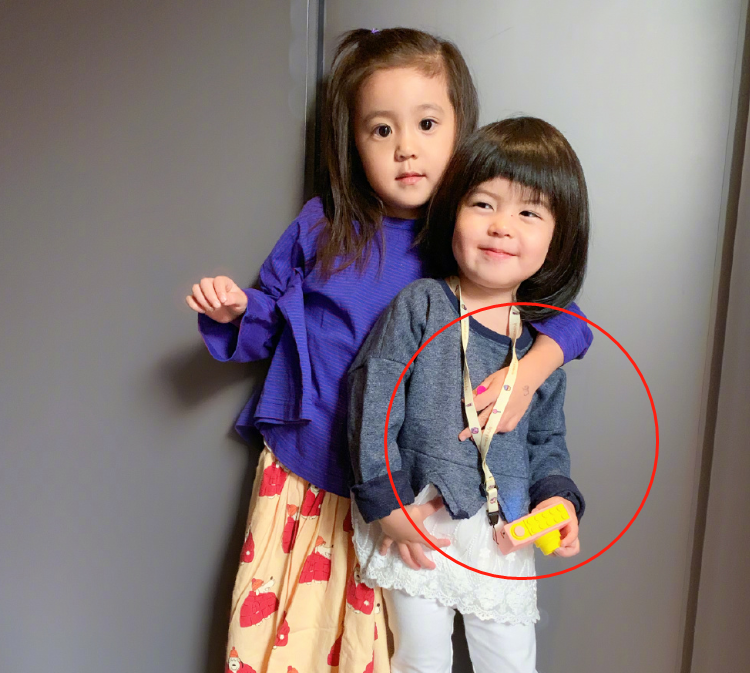 有種“姐姐”叫咘咘，和妹妹波妞合照時，咘咘的手永遠護著妹妹