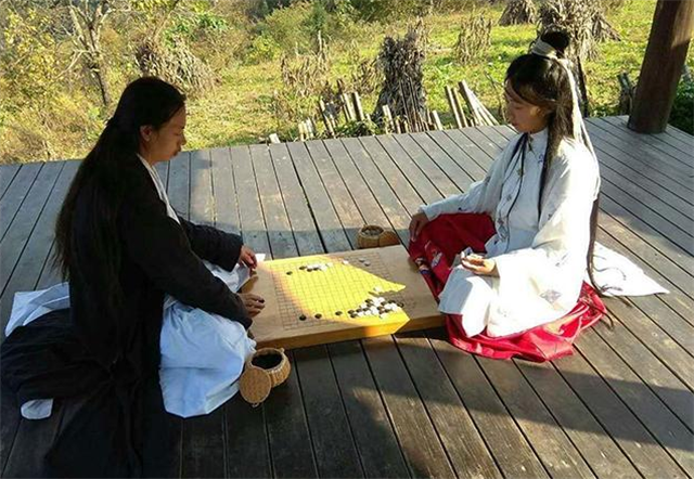 广西男子隐居海拔千米深山8年，与女弟子结婚生子，如今生活如何