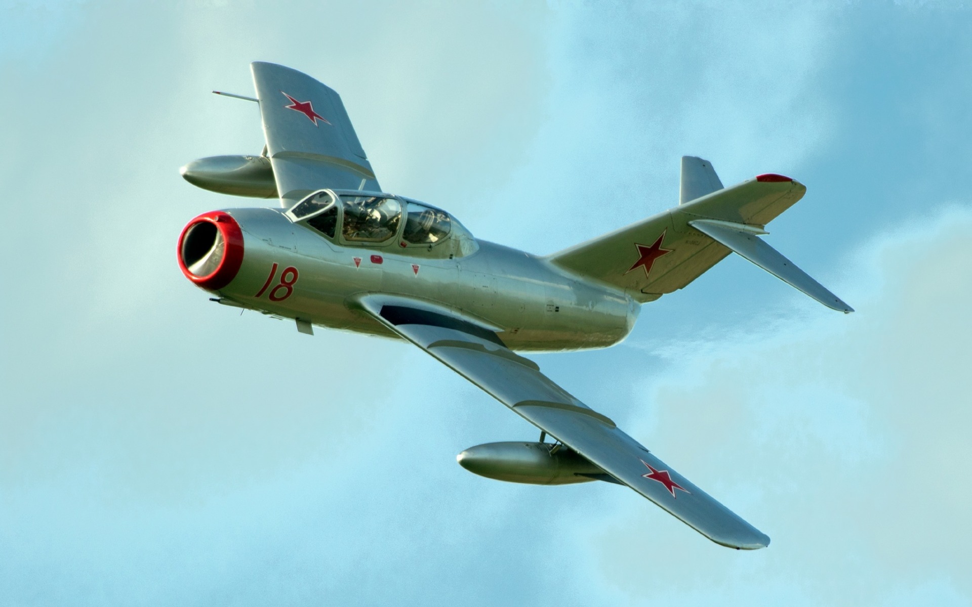 为了获取美军核心机密，斯大林下令苏军围猎美军F-86“佩刀”