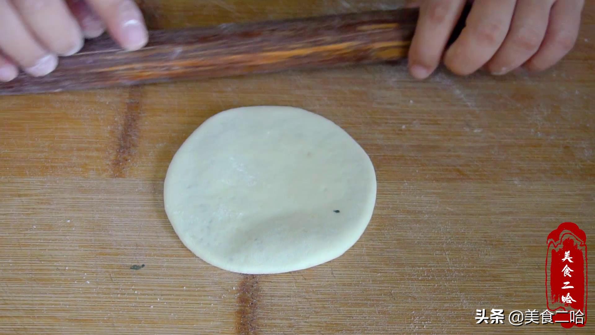 People in Shandong really know how to make sugar cakes, so they just splash the flour with boiling water. The sugar cakes are puffy and soft and delicious.