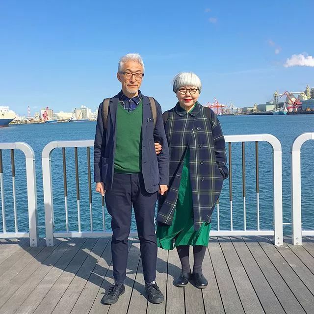 六旬老夫妻結婚39年，天天情侶裝：這把陳年狗糧，我吃還不行麼！