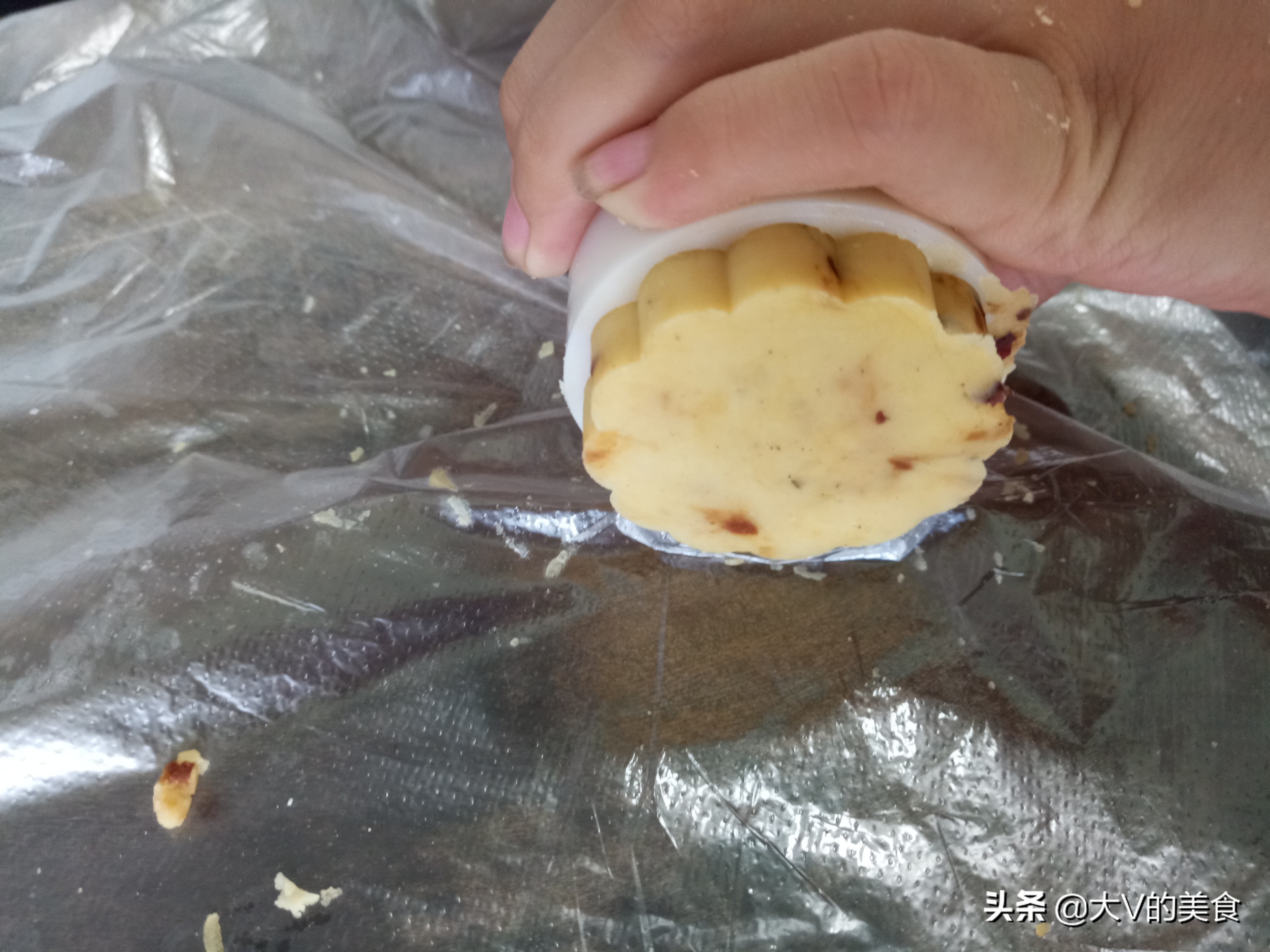 Homemade mung bean cakes are made without additives. They have a delicate and soft texture, delicious and healthy, and simple.