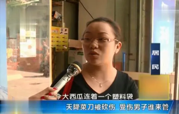头顶突然掉下一把菜刀,男子手臂经脉被砍断,