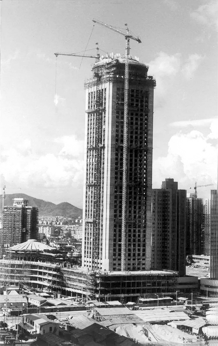 深圳国贸大厦共53层,高160米,是中国建成最早的综合性超高层楼宇,素有