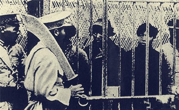 1951�꣬�Ͼ�һ��̯���˱��������ߣ���������Ϊ�����棬զ���£�