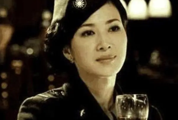 美女特务被遗弃在大陆，等了30年也没被召回，无奈嫁农民生8个娃