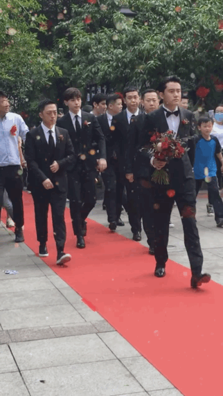 邓伦国庆竟然没有接到伴郎活，可能他的兄弟全都结婚了吧，没活了