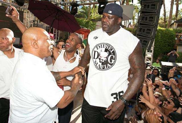 巨石強森也不敢站NBA球員身邊？瞬間變成“小石頭”，差距太大