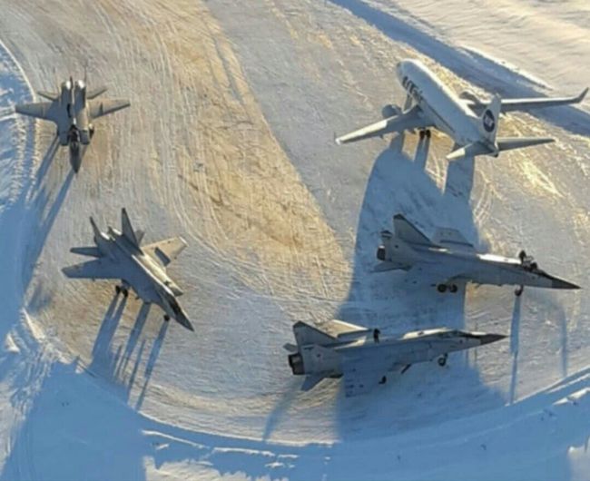 现役最大的战机有多大？和波音737停在一起时，