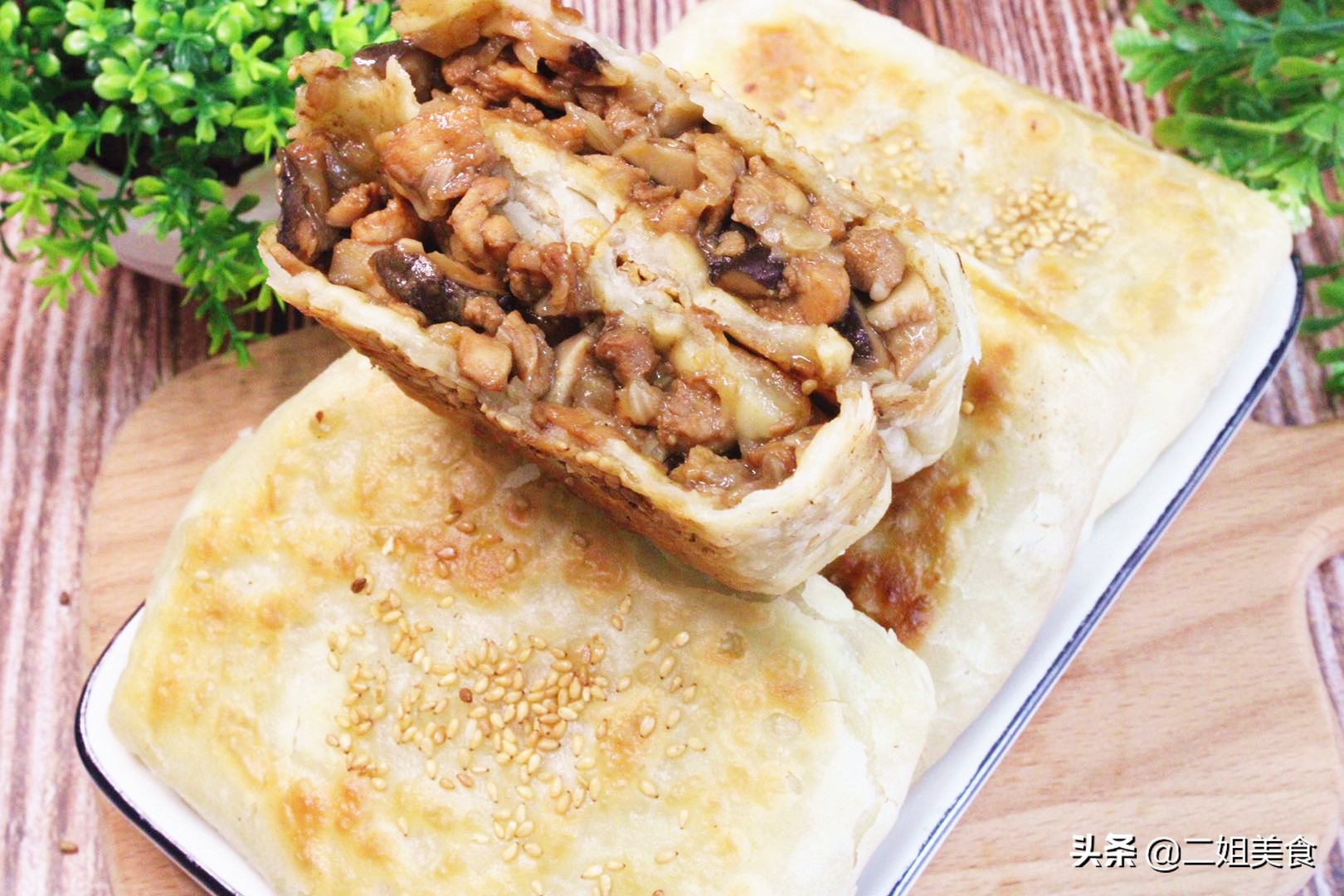 鸡肉和香菇搭配，做盒子没想到这么好吃，比韭菜馅香，比肉馅解馋