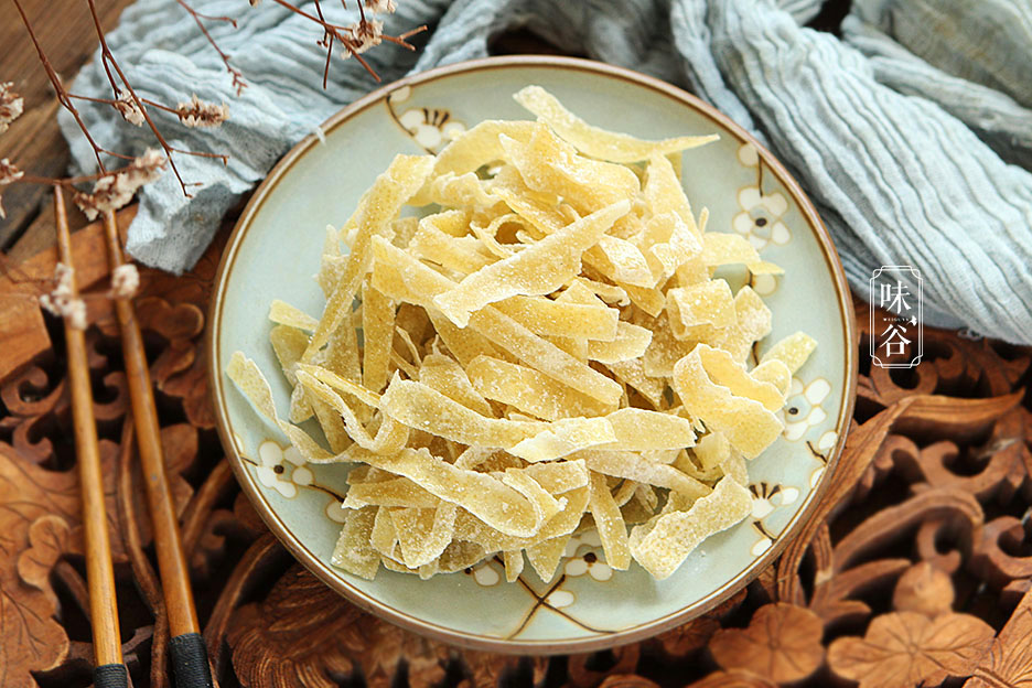 秋天这果皮扔掉太浪费，做小零食特棒，香甜有嚼劲，嗓子也爽利