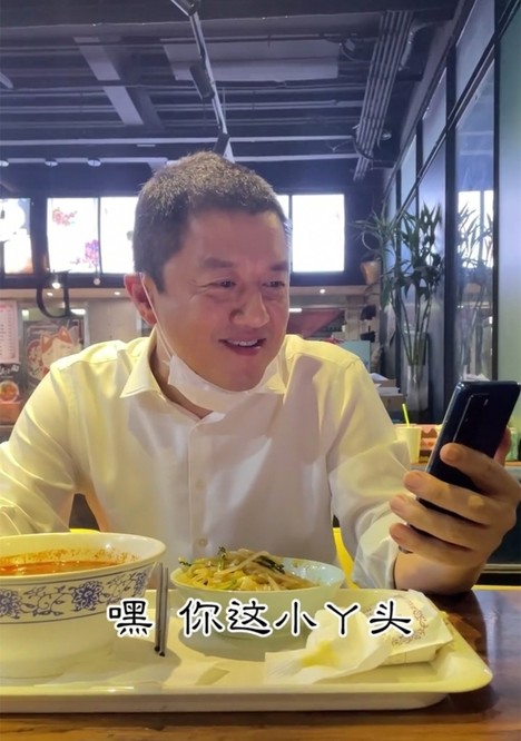 海哈金喜随李亚鹏一家散步，已顺利融入李家队列，但和李嫣零互动